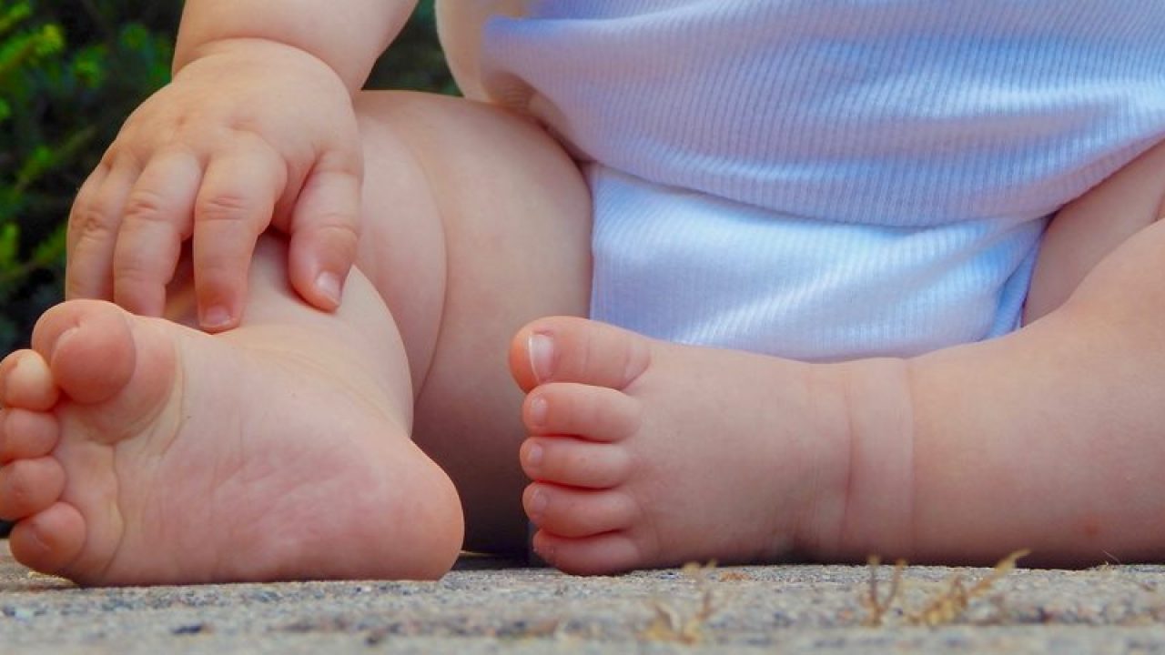Displazia de șold la bebeluși – cauze și tratament