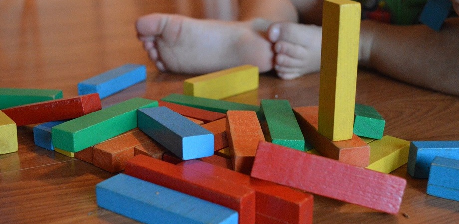 activitati-Montessori-pentru-bebelusi-jucarii