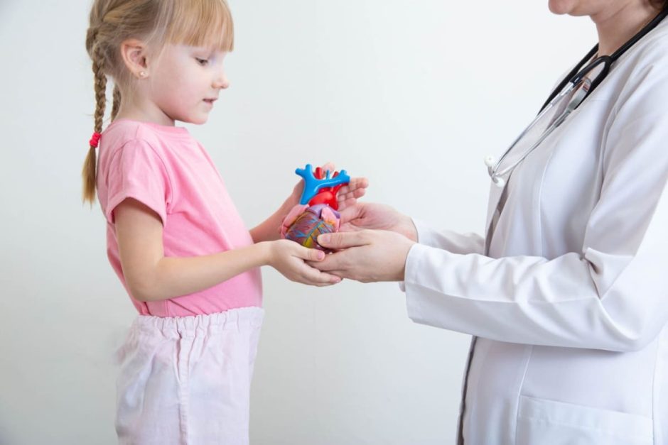 medic si copil tin in maini un mulaj al unei inimi